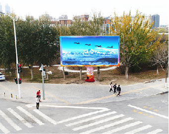 印江户外大屏广告投放要点。